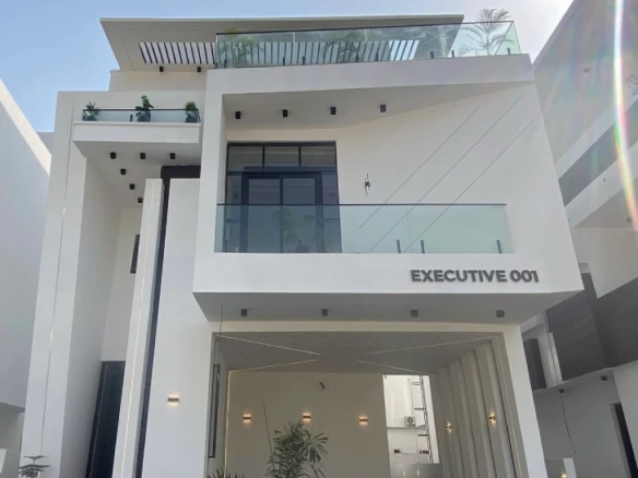 Executive 001 — Luxury Modern Home with Exceptional Architectural Detailing