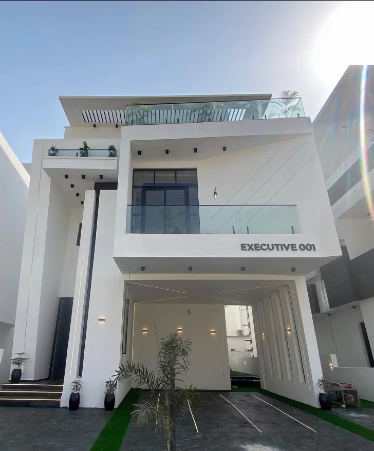 Executive 001 — Luxury Modern Home with Exceptional Architecture